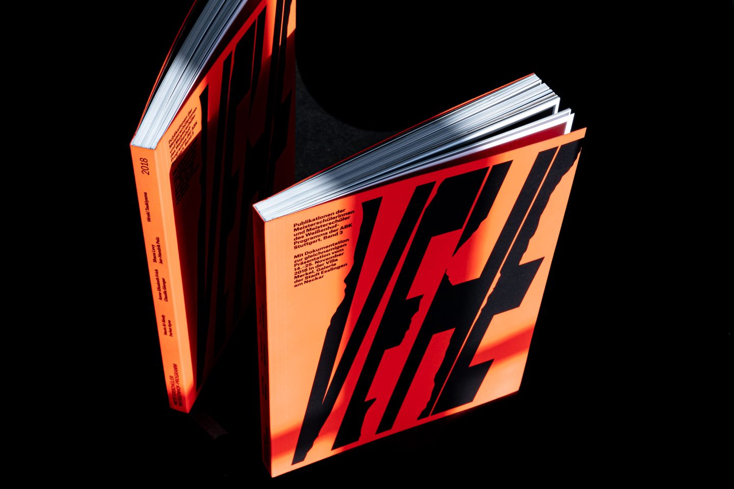 Künstlerbuch Vehement!, Freirückenbroschur mit 252 Seiten.