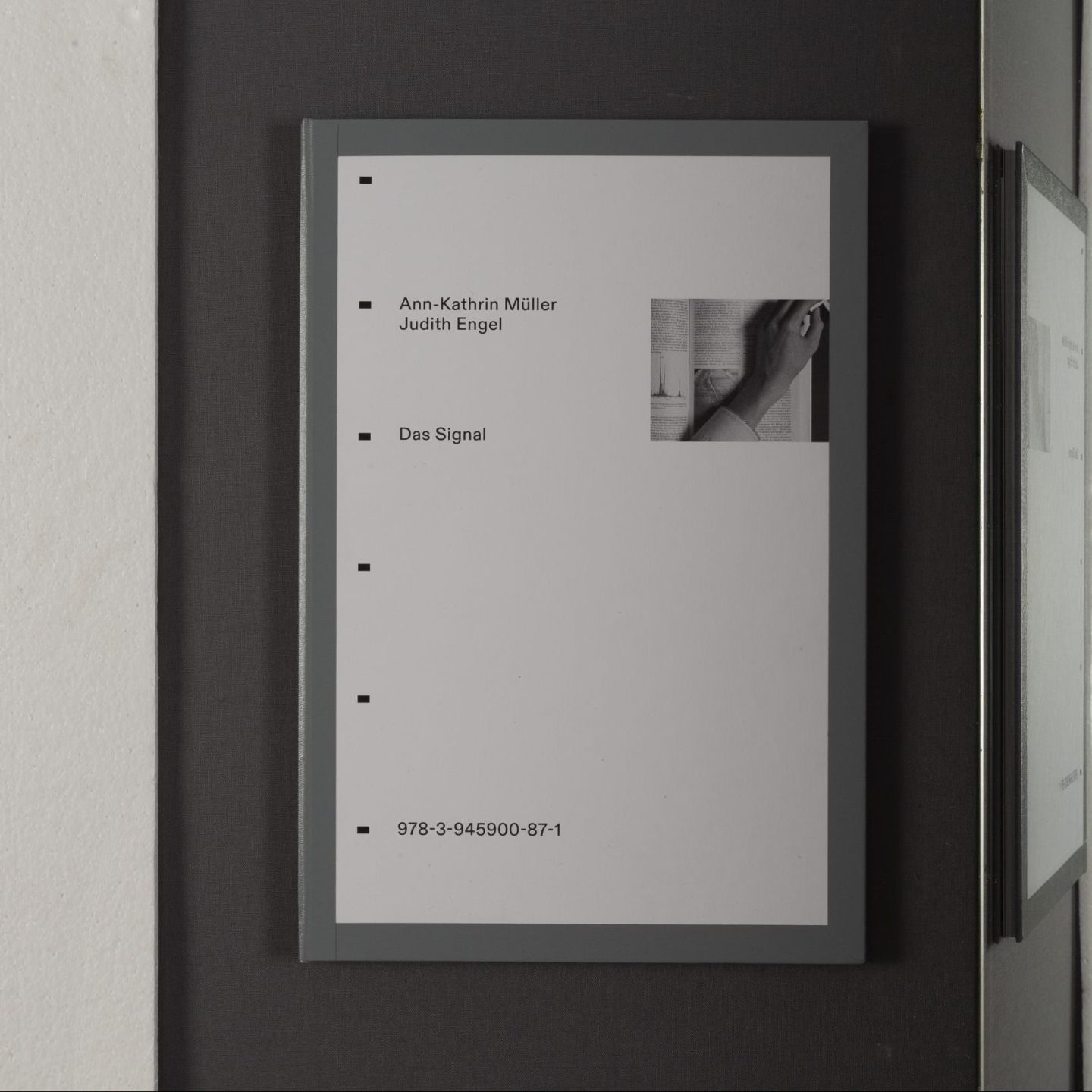 Books | Ann-Kathrin Müller & Judith Engel—Das Signal