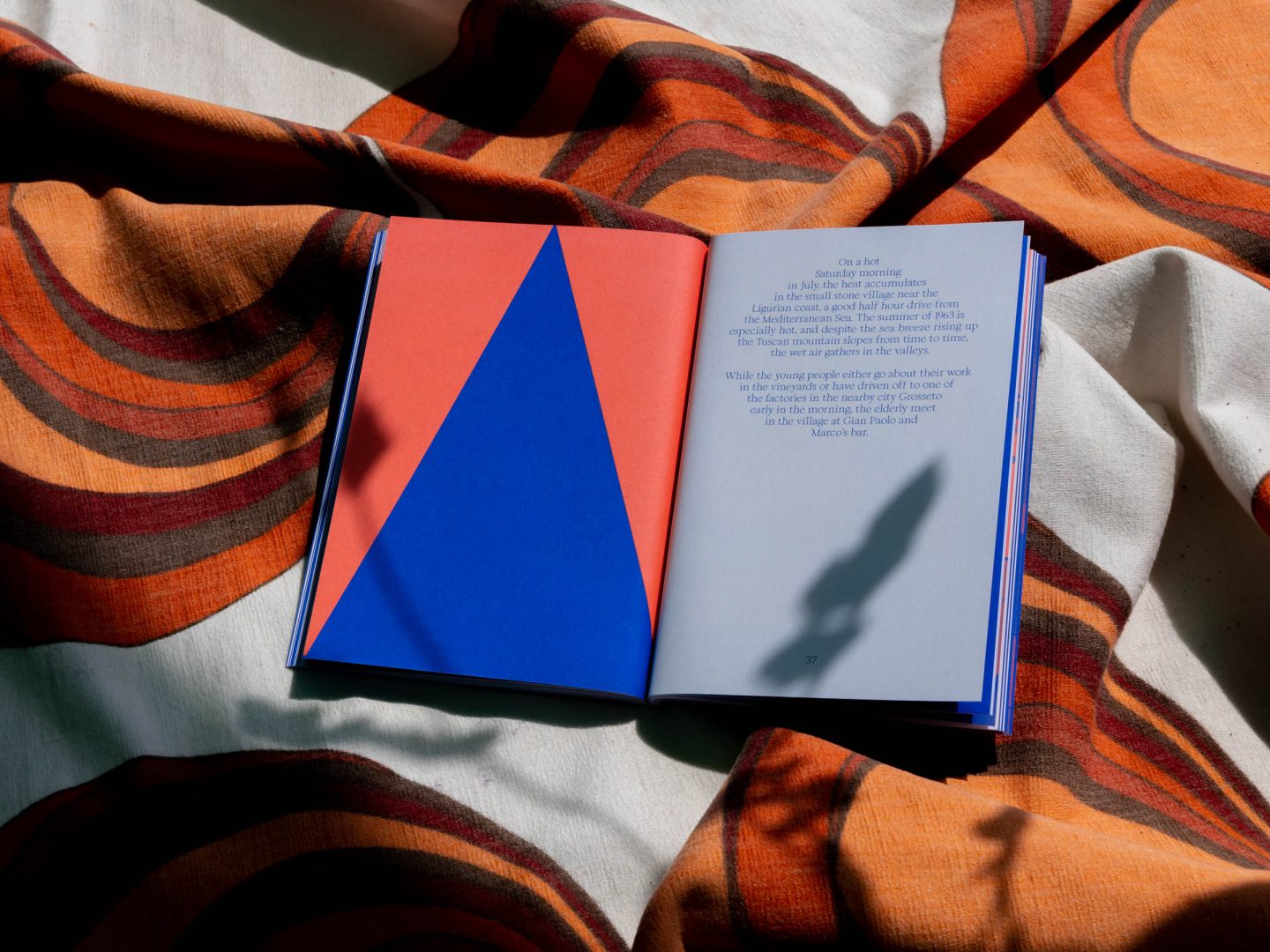 Full page appliances of geometric shapes break the layouts structure.