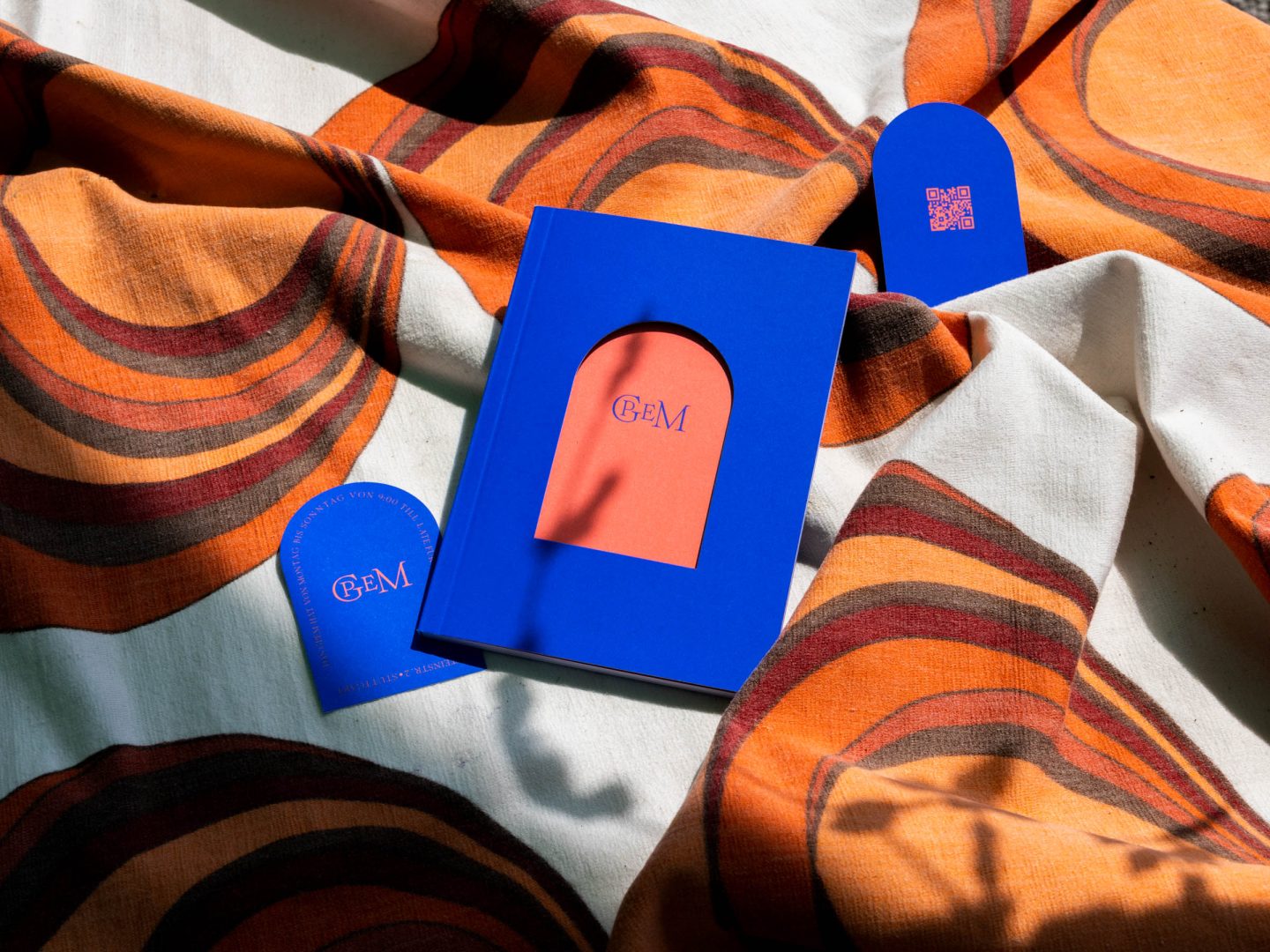 The booklets cover features a die cut window that meant to evoke Italian piazze