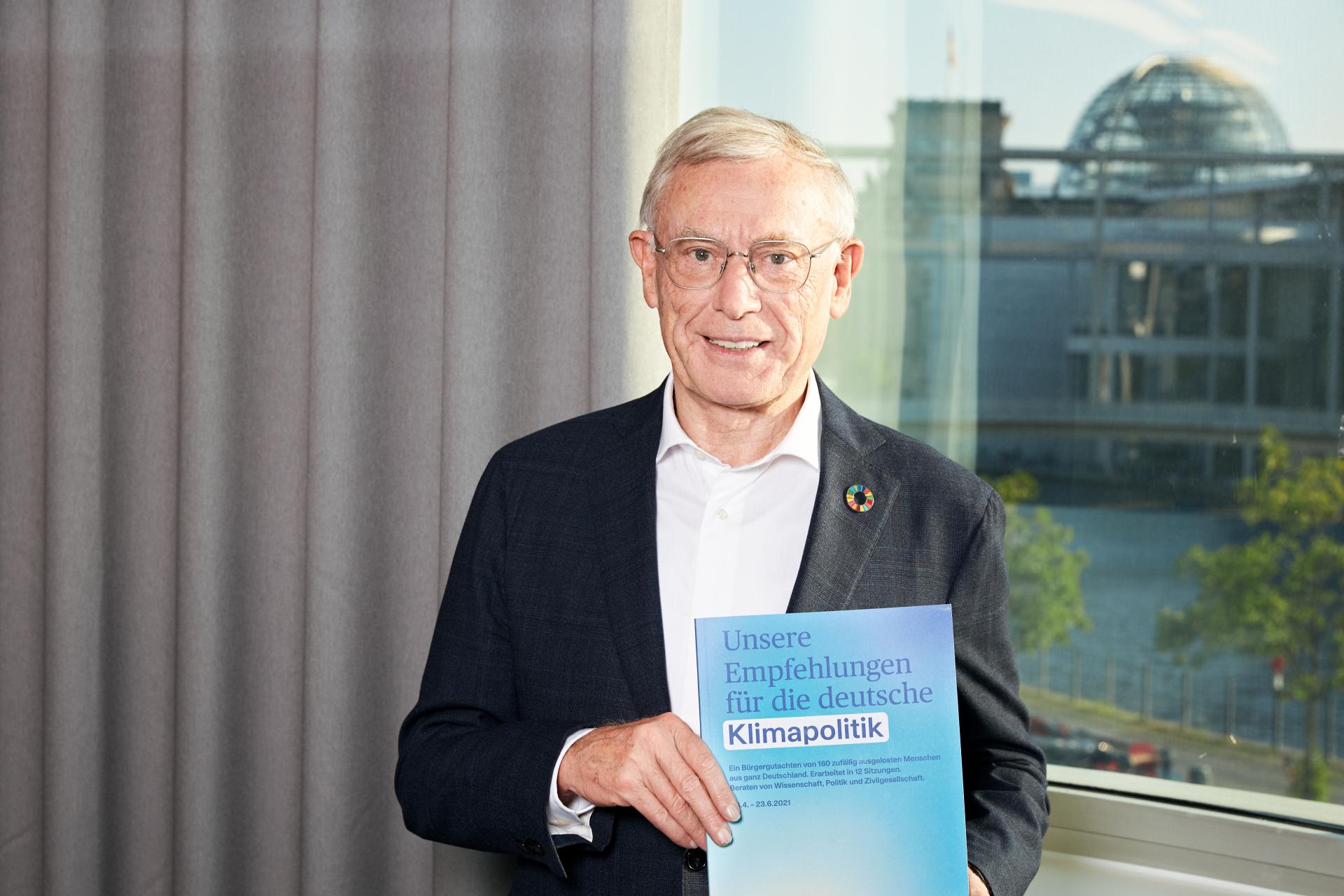 Patron Horst Köhler holding the final report publication