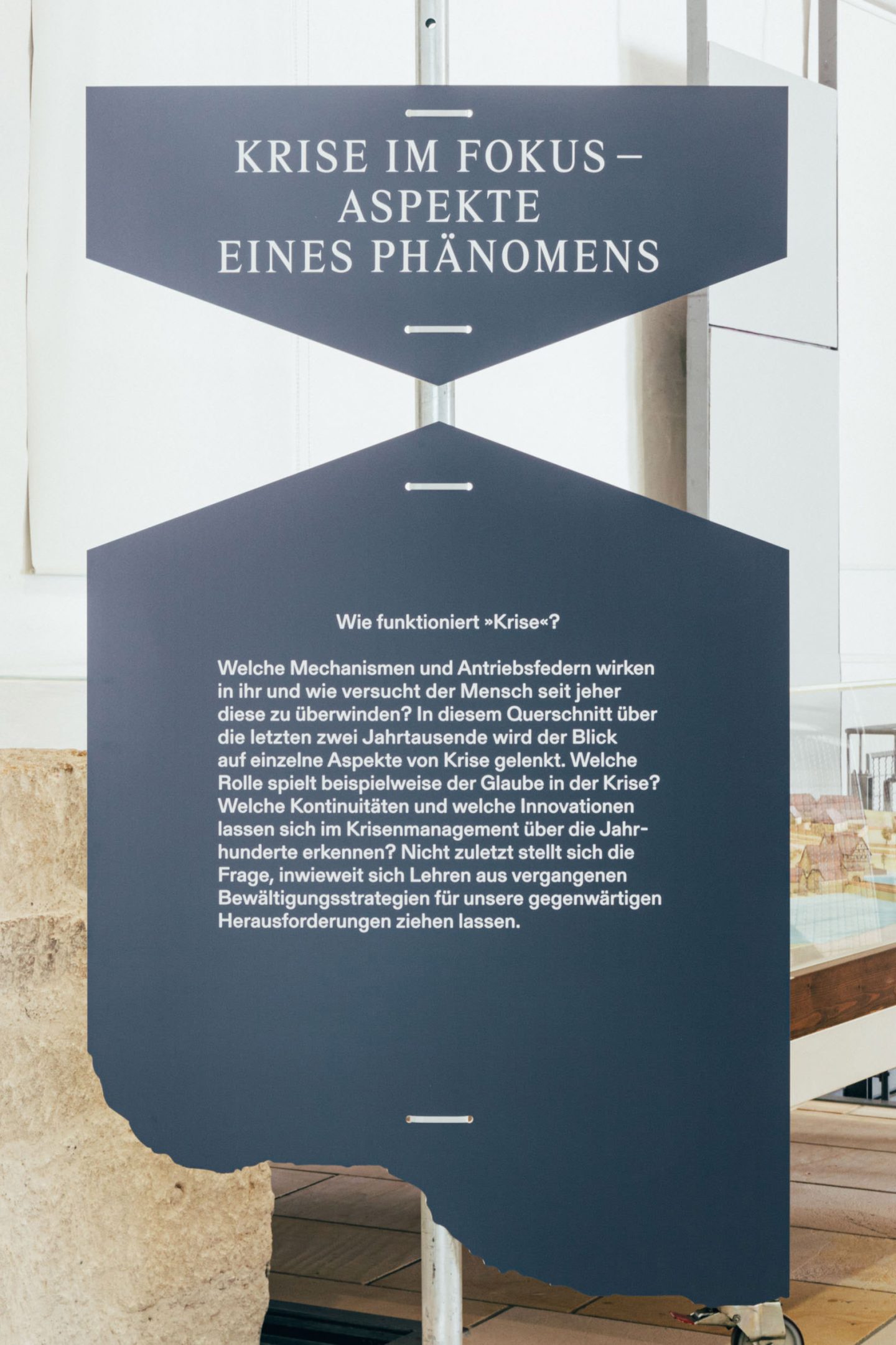 Freestanding sign for Crisis in Focus in the exhibition design at the Deutsches Bauernkriegsmuseum.