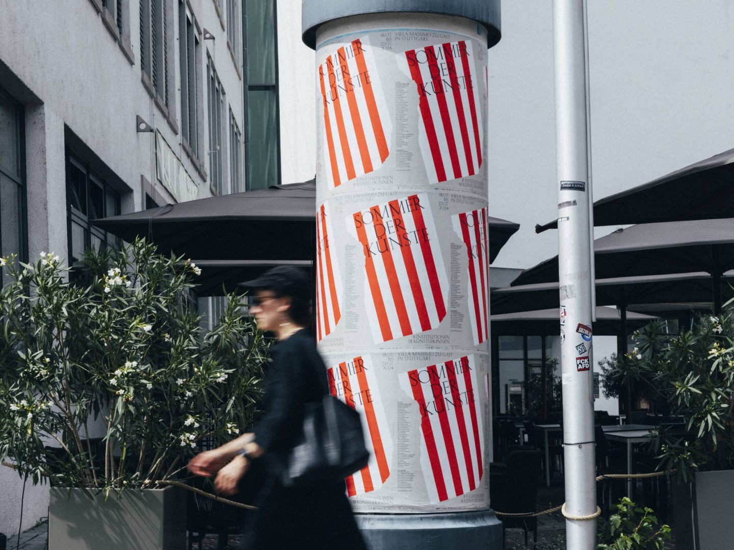 Sommer der Künste posters wrapped around a public advertising column in Stuttgart.